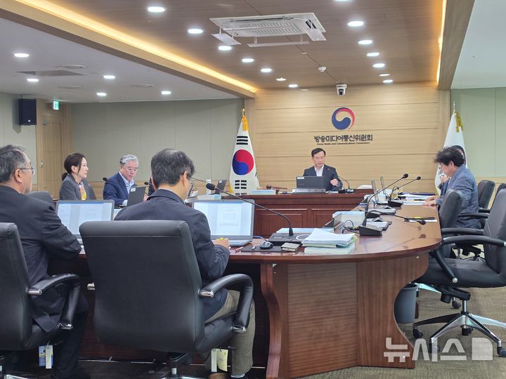 [과천=뉴시스] 박은비 기자 = 방송미디어통신위원회는 15일 오후 정부과천청사에서 제23차 전체회의를 진행했다. 사진은 김종철 방미통위원장이 회의를 주재하는 모습. 2026.07.15. silverline@newsis.com