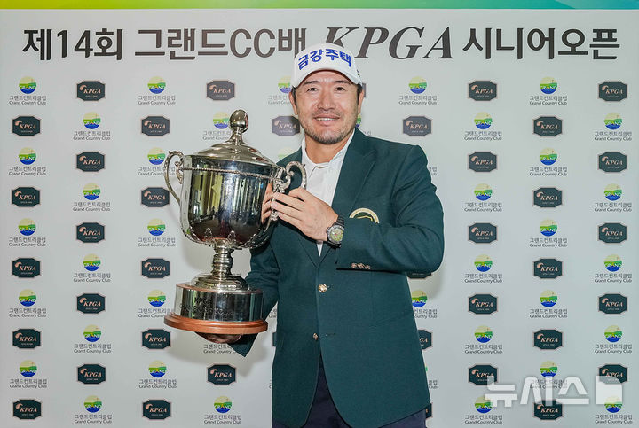 [서울=뉴시스]최호성, KPGA 시니어오픈 우승. (사진=KPGA 투어 제공)