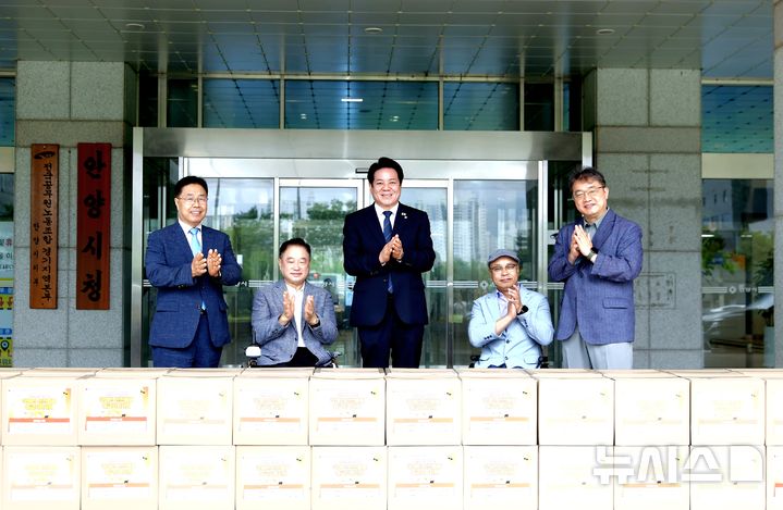 [안양=뉴시스] 안양시가 15일 관내 4개 복지관·센터의 활동 지원기관으로부터 응급 용품 60세트를 전달받은 가운데 참석자들이 기념 촬영을 하고 있다. (사진=안양시 제공).2026.07.15. photo@newsis.com