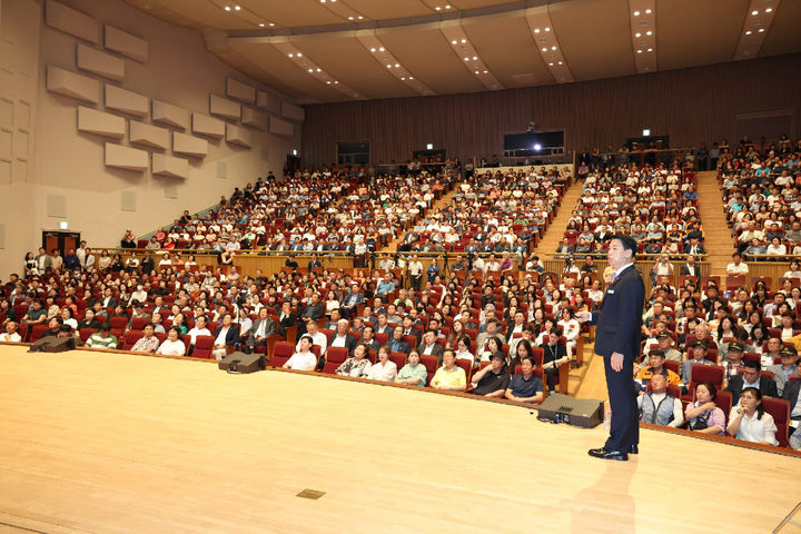 [광양=뉴시스] 박성현 광양시장이 15일 백운아트홀에서 광양대전환에 관한 시민보고회를 하고 있다. (사진=광양시 제공) 2026.07.15. photo@newsis.com *재판매 및 DB 금지