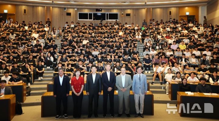 [포항=뉴시스] = 포항시가 15일 포스텍 포스코국제관에서 노벨물리학상 수상자인 카지타 다카아키 교수를 초청해 '제26회 과학자와 만남'을 열고 학생들과 기념 촬영을 하고 있다. (사진=포항시 제공) 2026.07.15. photo@newsis.com