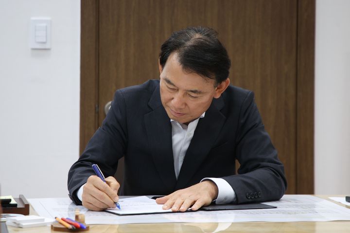 최현덕 남양주시장이 민선 9기 1호결재로 '헌법친화도시 남양주 실현을 위한 기본 조례안'을 결재하고 있다. (사진=남양주시 제공) photo@newsis.com *재판매 및 DB 금지