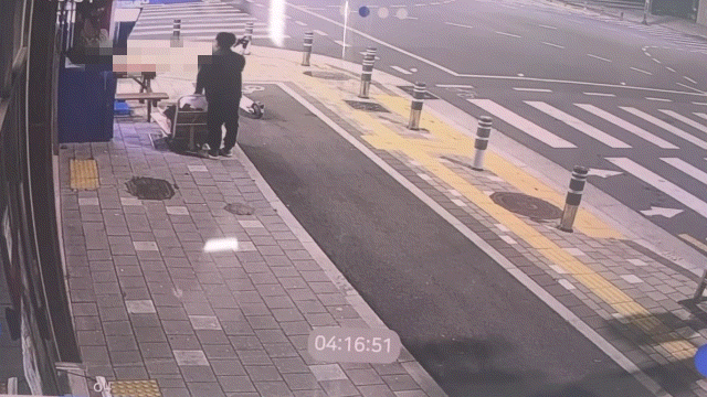 [경산=뉴시스] 김드보라 인턴기자 = 정재환이 바나나우유를 가져간 뒤 편의점에서 나오는 모습./ (제공=피해자유족 측 남언호 변호사) *재판매 및 DB 금지