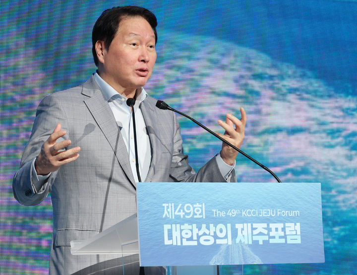 [제주=뉴시스] 최태원 대한상의 회장이 15일 제주신라호텔에서 열린 대한상의 제주포럼에서 개회사를 하고 있다. (사진=대한상의 제공). 2026.07.15. photo@newsis.com *재판매 및 DB 금지