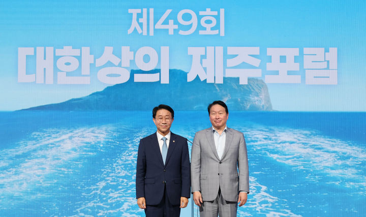 [제주=뉴시스] 조정식 국회의장과 최태원 대한상의 회장이 15일 제주신라호텔에서 열린 대한상의 제주포럼 개회식에서 기념 촬영을 하고 있다. (사진=대한상의 제공). 2026.07.15. photo@newsis.com *재판매 및 DB 금지