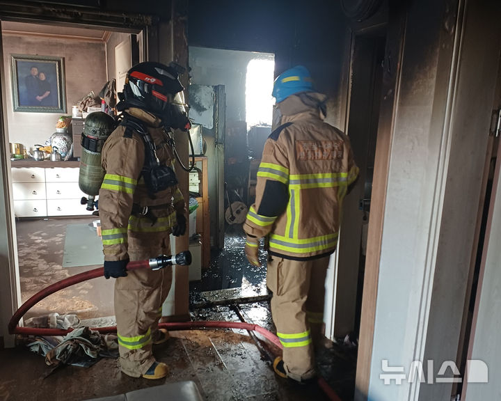 [여수 = 뉴시스] 15일 오전 10시32분께 전남광주 여수시 한 주택에서 불이 나 32분 만에 꺼졌다. (사진 = 여수소방 제공) 2026.07.15. photo@newsis.com *재판매 및 DB 금지