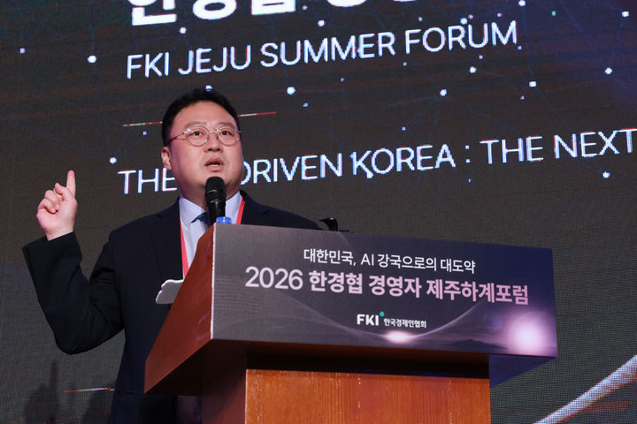 [제주=뉴시스]최재식 카이스트 지정석좌교수가 15일 제주도 롯데호텔에서 열린 ‘2026 한경협 경영자 제주하계포럼’에서 기조강연을 하고 있다. 15일부터 18일까지 제주도 롯데호텔에서 '대한민국, AI 강국으로의 대도약(THE AI-DRIVEN KOREA)'을 주제로 열리는 이번 포럼에는 약 400명의 기업인이 참가해 AI 시대 기업의 생존 전략과 미래 경영 방향을 모색한다. (사진=한경협 제공) 2026.07.15. photo@newsis.com *재판매 및 DB 금지