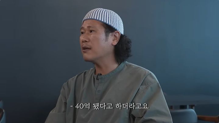 [서울=뉴시스] 14일 유튜브 채널 '데프콘TV'에는가수 육중완이 출연해 과거 '나 혼자 산다'에서 공개했던 옥탑방 건물을 사지 않을 것을 후회했다. (사진=유튜브 채널 '데프콘TV' 화면 캡처) 2026.07.15. photo@newsis.com *재판매 및 DB 금지