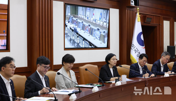 [서울=뉴시스] 조수정 기자 = 한성숙 국무총리가 15일 오전 서울 종로구 정부서울청사에서 비상경제점검회의를 주재하고 있다. 2026.07.15. chocrystal@newsis.com