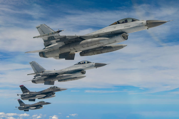 [서울=뉴시스] 미 공군 F-16 2대(왼쪽부터), 한 공군 F-16 2대. 해당 사진은 기사 내용과 관련이 없습니다. (사진=뉴시스 DB). photo@newsis.com *재판매 및 DB 금지