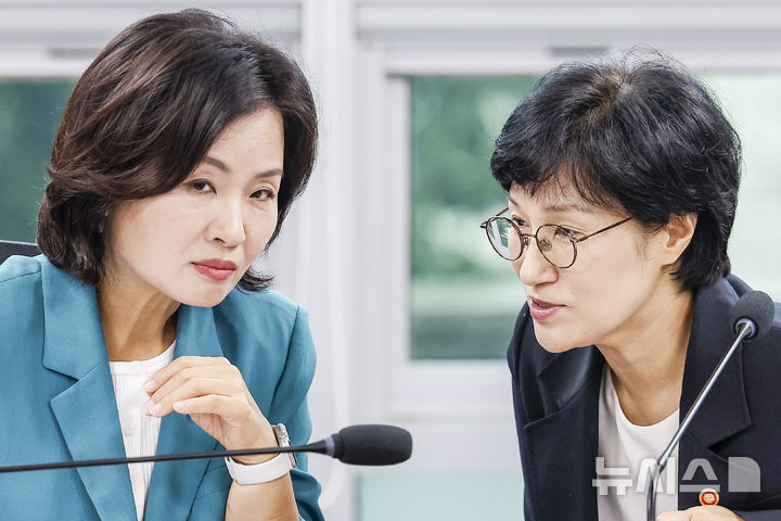 [서울=뉴시스] 정병혁 기자 = 이수진 더불어민주당 성평등가족 정책조정위원장과 원민경 성평등가족부 장관이 15일 서울 여의도 국회에서 열린 더불어민주당 성평등가족위원회 당정협의에서 대화를 나누고 있다. 2026.07.15. jhope@newsis.com