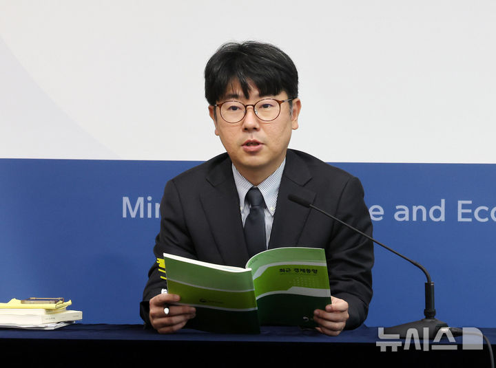 [세종=뉴시스] 배훈식 기자 = 조성중 재정경제부 경제분석과장이 15일 오전 세종시 정부세종청사에서 26년 7월 최근 경제동향을 발표하고 있다. 2026.07.15. dahora83@newsis.com