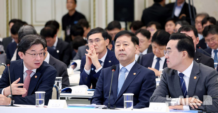 [서울=뉴시스] 조성봉 기자 = 이억원(왼쪽부터) 금융위원장, 구윤철 경제부총리 겸 재정경제부 장관, 박홍근 기획예산처 장관이 15일 청와대 영빈관에서 열린 '삶으로 체감하는 대체불가 대한민국-국민과 함께하는 두 번째 업무보고' 시작에 앞서 대화를 하고 있다. 2026.07.15. suncho21@newsis.com