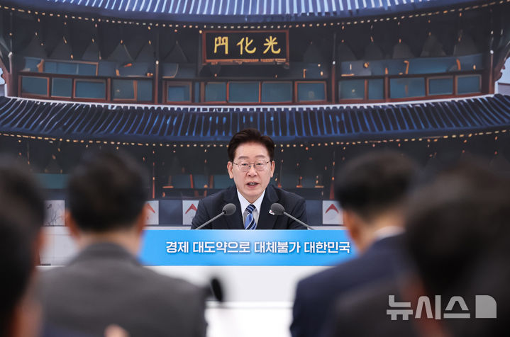 [서울=뉴시스] 조성봉 기자 = 이재명 대통령이 15일 청와대 영빈관에서 열린 '삶으로 체감하는 대체불가 대한민국-국민과 함께하는 두 번째 업무보고'에서 발언을 하고 있다. 2026.07.15. suncho21@newsis.com