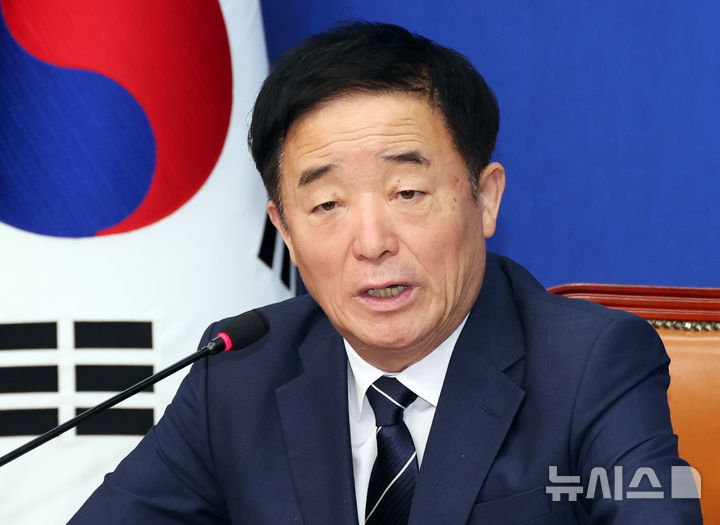 [서울=뉴시스] 최진석 기자 = 강득구 더불어민주당 최고위원이 15일 여의도 국회에서 열린 최고위원회의에서 발언하고 있다. 2026.07.15. myjs@newsis.com
