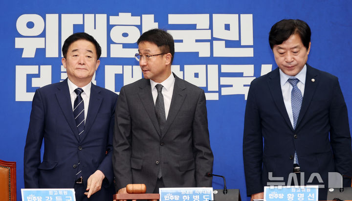 [서울=뉴시스] 최진석 기자 = 한병도 더불어민주당 대표 직무대행 겸 원내대표가 15일 여의도 국회에서 열린 최고위원회의에 입장하고 있다. 왼쪽부터 강득구 최고위원, 한 원내대표, 황명선 최위원. 2026.07.15. myjs@newsis.com