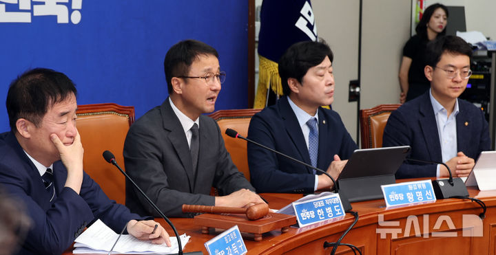 [서울=뉴시스] 최진석 기자 = 한병도 더불어민주당 대표 직무대행 겸 원내대표가 15일 여의도 국회에서 열린 최고위원회의에서 발언하고 있다. 왼쪽부터 박규환, 강득구 최고위원, 한 원내대표, 황명선, 박지원 최고위원. 2026.07.15. myjs@newsis.com