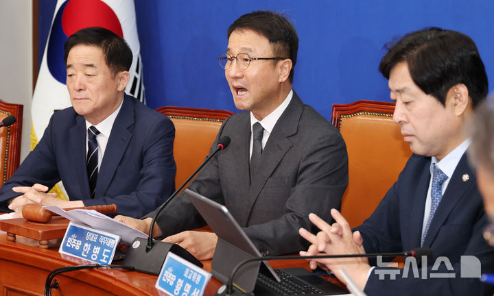 [서울=뉴시스] 최진석 기자 = 한병도 더불어민주당 대표 직무대행 겸 원내대표가 15일 여의도 국회에서 열린 최고위원회의에서 발언하고 있다. 왼쪽부터 강득구 최고위원, 한 원내대표, 황명선 최위원. 2026.07.15. myjs@newsis.com
