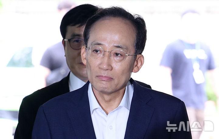 [서울=뉴시스] 김명년 기자 = 계엄 해제 표결 방해 혐의를 받는 추경호 대구시장이 15일 오전 서울 서초구 서울중앙지방법원에서 열린 7차 공판에 출석하고 있다.(공동취재) 2026.07.15. photo@newsis.com