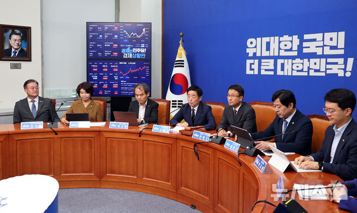 [서울=뉴시스] 최진석 기자 = 강득구(가운데) 더불어민주당 최고위원이 15일 여의도 국회에서 열린 최고위원회의에서 발언하고 있다. 2026.07.15. myjs@newsis.com