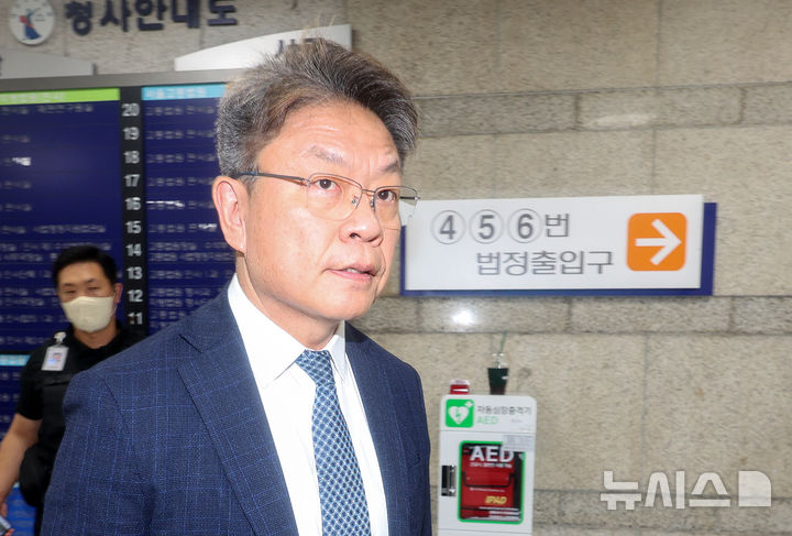 [서울=뉴시스] 김명년 기자 = 순직 해병 사건 수사 중 경찰의 압수수색 계획을 유출한 의혹을 받는 이시원 전 대통령비서실 공직기강비서관이 15일 오전 서울 서초구 서울중앙지방법원에서 열린 구속 전 피의자 심문(영장실질심사)에 출석하고 있다. 2026.07.15. kmn@newsis.com