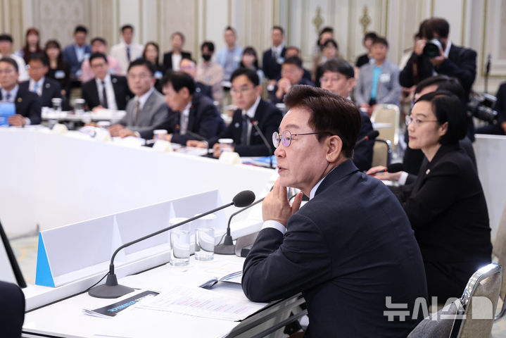 [서울=뉴시스] 조성봉 기자 = 이재명 대통령이 15일 청와대 영빈관에서 열린 '삶으로 체감하는 대체불가 대한민국-국민과 함께하는 두 번째 업무보고'에서 발언하고 있다. 2026.07.15. suncho21@newsis.com