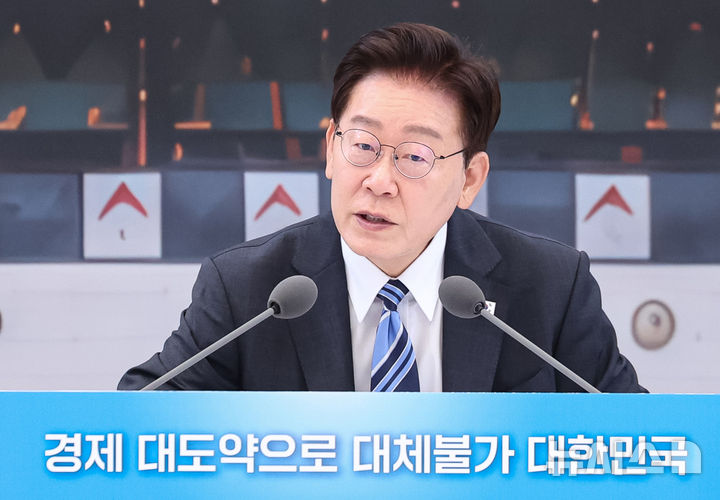 [서울=뉴시스] 조성봉 기자 = 이재명 대통령이 15일 청와대 영빈관에서 열린 '삶으로 체감하는 대체불가 대한민국-국민과 함께하는 두 번째 업무보고'에서 발언하고 있다. 2026.07.15. suncho21@newsis.com
