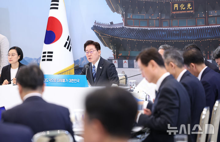 [서울=뉴시스] 조성봉 기자 = 이재명 대통령이 15일 청와대 영빈관에서 열린 '삶으로 체감하는 대체불가 대한민국-국민과 함께하는 두 번째 업무보고'에서 발언하고 있다. 2026.07.15. suncho21@newsis.com