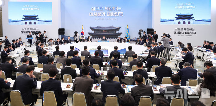 [서울=뉴시스] 조성봉 기자 = 이재명 대통령이 15일 청와대 영빈관에서 열린 '삶으로 체감하는 대체불가 대한민국-국민과 함께하는 두 번째 업무보고'에서 발언하고 있다. 2026.07.15. suncho21@newsis.com