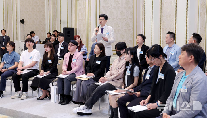 [서울=뉴시스] 조성봉 기자 = 15일 청와대 영빈관에서 열린 '삶으로 체감하는 대체불가 대한민국-국민과 함께하는 두 번째 업무보고'에서 국민참여단이 하태욱 씨가 질의하고 있다. 2026.07.15. suncho21@newsis.com