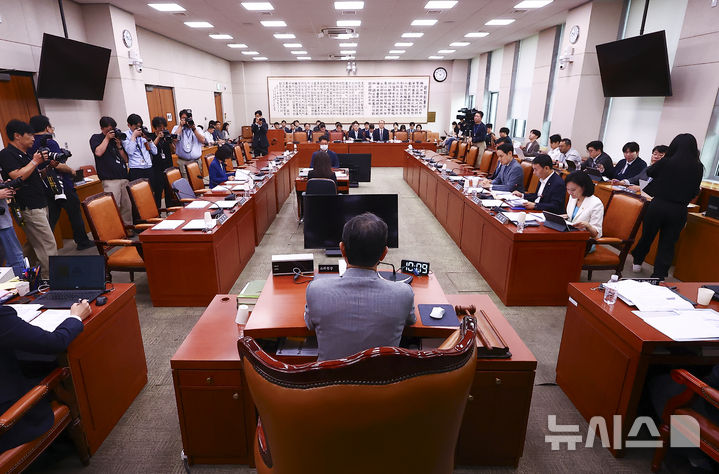 [서울=뉴시스] 김근수 기자 = 국민의힘 의원들이 불참한 가운데 15일 서울 여의도 국회에서 법제사법위원회 법안심사제1소위원회가 열리고 있다.&nbsp; 법사위는 이날 소위 회의에서 검사의 보완수사권을 폐지하고 경찰에 대한 보완수사 요구를 실질화하는 방안을 중심으로 논의를 진행했다. 2026.07.15. ks@newsis.com