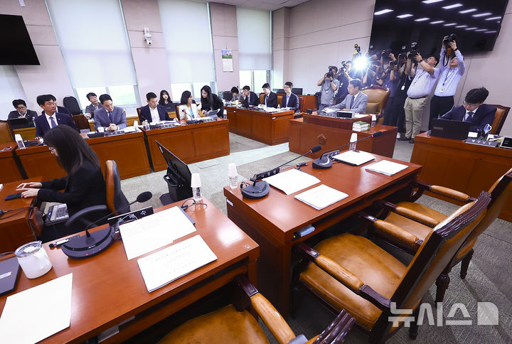 [서울=뉴시스] 김근수 기자 = 김승원 법사위 법안심사1소위원회 위원장이 지난 15일 서울 여의도 국회에서 열린 법제사법위원회 법안심사제1소위원회에서 국민의힘 의원들이 불참한 가운데 의사봉을 두드리고 있다. 법사위는 이날 소위 회의에서 검사의 보완수사권을 폐지하고 경찰에 대한 보완수사 요구를 실질화하는 방안을 중심으로 논의를 진행했다. 2026.07.15. ks@newsis.com