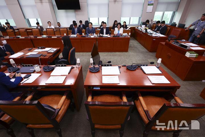 [서울=뉴시스] 김근수 기자 = 국민의힘 의원들이 불참한 가운데 15일 서울 여의도 국회에서 법제사법위원회 법안심사제1소위원회가 열리고 있다. 법사위는 이날 소위 회의에서 검사의 보완수사권을 폐지하고 경찰에 대한 보완수사 요구를 실질화하는 방안을 중심으로 논의를 진행했다. 2026.07.15. ks@newsis.com
