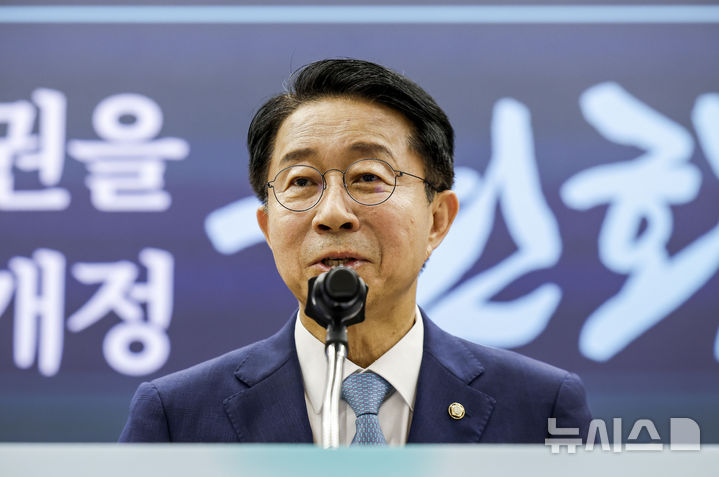 [서울=뉴시스] 정병혁 기자 = 조정식 국회의장이 15일 서울 여의도 국회 의원회관에서 열린 제헌 78주년 기념 학술대회에서 환영사를 하고 있다. 2026.07.15. jhope@newsis.com