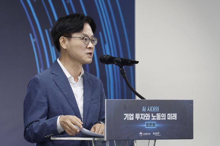 [서울=뉴시스] 김정관 산업통상부 장관이 15일 오전 서울 영등포구 SK증권빌딩에서 열린 'AI 시대의 기업 투자와 노동의 미래 토론회'에 참석해 발언하고 있다. (사진=산업통상부 제공) 2026.07.15. photo@newsis.com *재판매 및 DB 금지