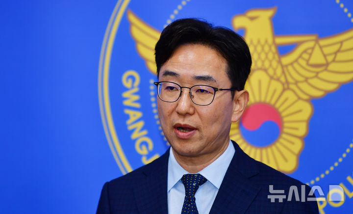 [전남광주=뉴시스] 박기웅 기자 = 오동욱 경찰청 국가수사본부 특별수사단장이 15일 광주경찰청에서 열린 '장윤기 살인사건 관련 진상규명' 언론 브리핑에서 중간 수사 결과를 발표하고 있다. 2026.07.15. pboxer@newsis.com