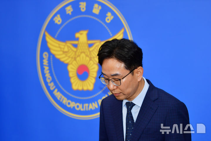 [전남광주=뉴시스] 박기웅 기자 = 오동욱 경찰청 국가수사본부 특별수사단장이 15일 광주경찰청에서 열린 '장윤기 살인사건 관련 진상규명' 언론 브리핑에 앞서 사과하고 있다. 2026.07.15. pboxer@newsis.com