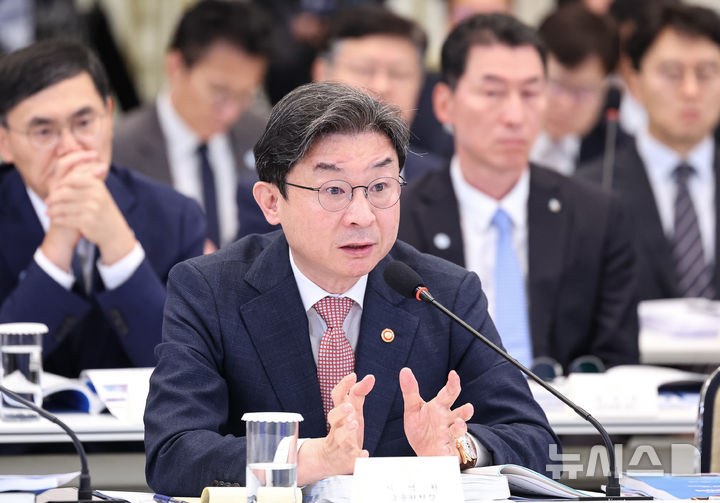 [서울=뉴시스] 조성봉 기자 = 이억원 금융위원장이 15일 청와대 영빈관에서 열린 '삶으로 체감하는 대체불가 대한민국-국민과 함께하는 두 번째 업무보고'에서 이재명 대통령의 질의에 답하고 있다. 2026.07.15. suncho21@newsis.com