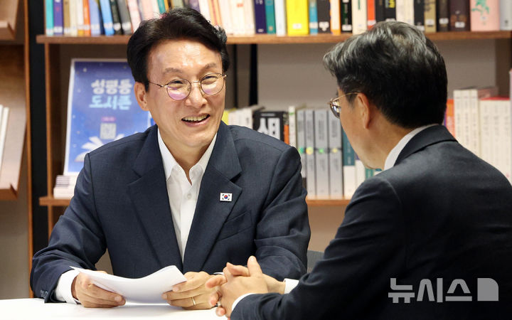 [서울=뉴시스] 고범준 기자 = 더불어민주당 8·17 전당대회 당 대표 후보 출마를 선언한 김민석 전 국무총리가 15일 서울 여의도 더불어민주당 중앙당사에서 4대혁신안 발표를 하기 전 참석 의원과 대화를 하고 있다. 2026.07.15. bjko@newsis.com