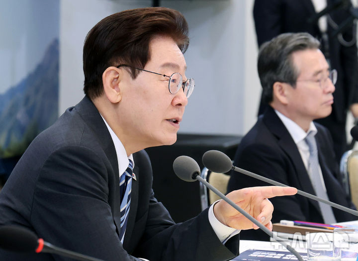 [서울=뉴시스] 조성봉 기자 = 이재명 대통령이 15일 청와대 영빈관에서 열린 '삶으로 체감하는 대체불가 대한민국-국민과 함께하는 두 번째 업무보고'에서 발언하고 있다. 2026.07.15. suncho21@newsis.com