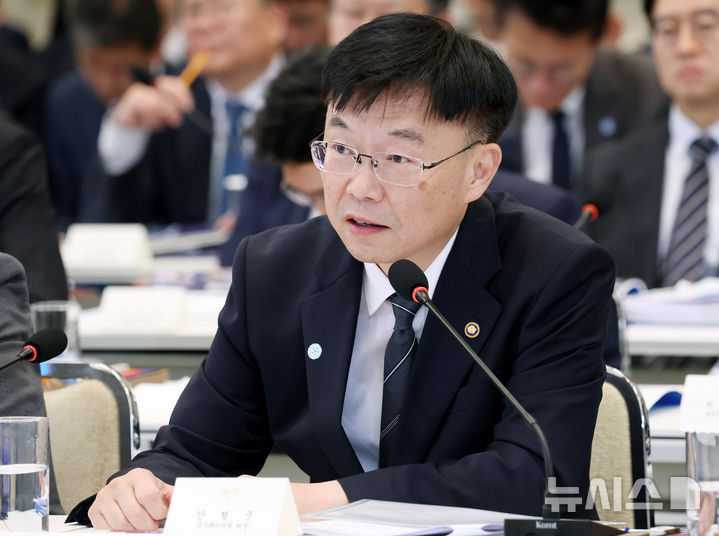 [서울=뉴시스] 조성봉 기자 = 안형준 국가데이터처장이 15일 청와대 영빈관에서 열린 '삶으로 체감하는 대체불가 대한민국-국민과 함께하는 두 번째 업무보고'에서 업무보고를 하고 있다. 2026.07.15. suncho21@newsis.com