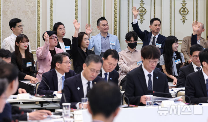 [서울=뉴시스] 조성봉 기자 = 15일 청와대 영빈관에서 열린 '삶으로 체감하는 대체불가 대한민국-국민과 함께하는 두 번째 업무보고'에서 국민참여단이 질의를 하기 위해 손을 들고 있다. 2026.07.15. suncho21@newsis.com
