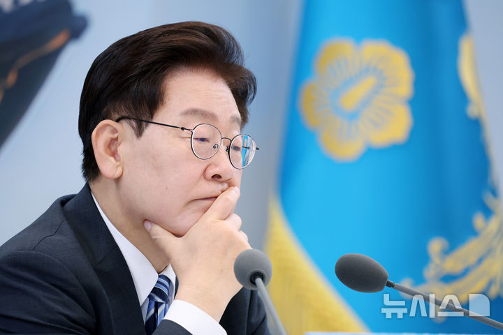 [서울=뉴시스] 조성봉 기자 = 이재명 대통령이 15일 청와대 영빈관에서 열린 '삶으로 체감하는 대체불가 대한민국-국민과 함께하는 두 번째 업무보고'에서 업무보고를 경청하고 있다. 2026.07.15. suncho21@newsis.com