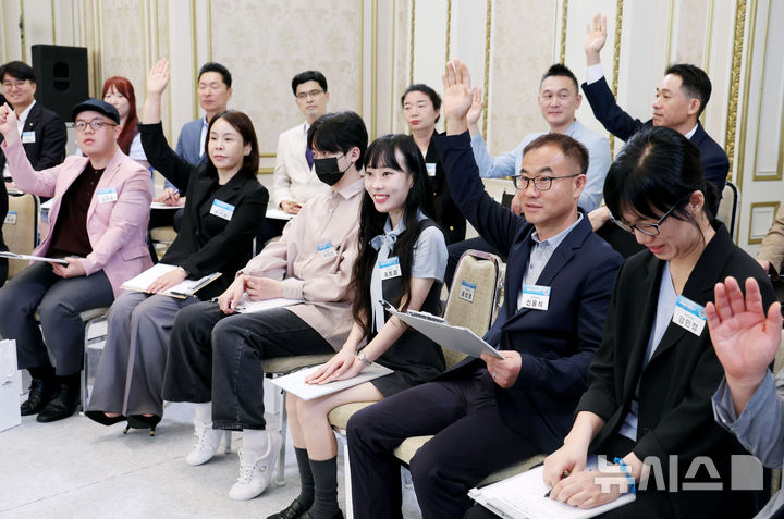 [서울=뉴시스] 조성봉 기자 = 15일 청와대 영빈관에서 열린 '삶으로 체감하는 대체불가 대한민국-국민과 함께하는 두 번째 업무보고'에서 국민참여단이 질의를 하기 위해 손을 들고 있다. 2026.07.15. suncho21@newsis.com