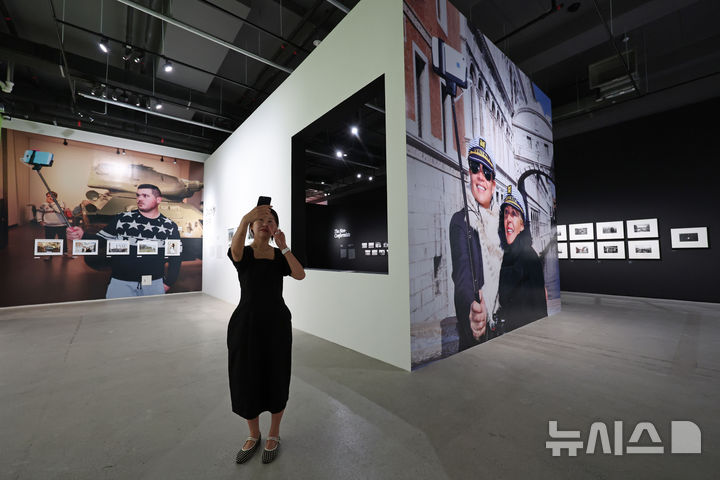 [서울=뉴시스] 박진희 기자 = 서울시립미술관은 현대 사진의 거장 마틴 파(Martin Parr)의 대규모 회고전 '마틴 파: We Are Martin Parr' 언론공개회를 15일 서울 노원구 서울시립 사진미술관에서 갖고 작가의 대표 연작 '죽음의 셀피(Death By Selfie)' 사진을 선보이고 있다. '죽음의 셀피(Death By Selfie)'는 스마트폰의 등장과 셀카봉의 보급으로 급격히 변화한 관광 사진의 양상을 포착한 작업이다. 각국의 관광지에서 너도나도 셀피를 촬영하는 관광객들의 모습은 일상적인 장면인 동시에 어딘가 기묘한 인상을 자아낸다. 2026.07.15. pak7130@newsis.com