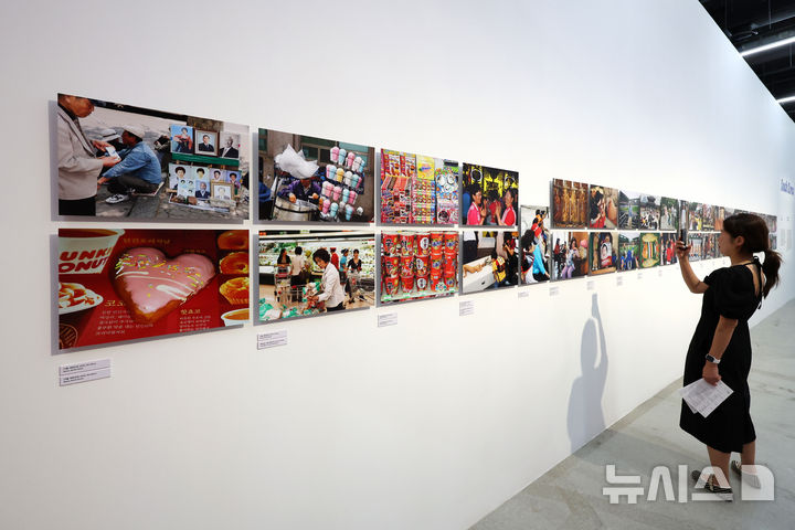 [서울=뉴시스] 박진희 기자 = 서울시립미술관은 현대 사진의 거장 마틴 파(Martin Parr)의 대규모 회고전 '마틴 파: We Are Martin Parr' 언론공개회를 15일 서울 노원구 서울시립 사진미술관에서 갖고 작가의 대표 연작 '남한(South Korea)' 사진을 선보이고 있다. '남한(South Korea)' 연작은 마틴 파가 1998년부터 2007년에 걸쳐 한국을 방문하며 촬영한 작업이다. 작가는 서울의 남대문 전통시장과 대형 할인 마트의 식료품, 용인 에버랜드와 같은 유원지의 풍경을 촬영함으로써 한국 사회의 급속한 경제 성장과 그에 수반된 소비문화를 드러낸다. 2026.07.15. pak7130@newsis.com
