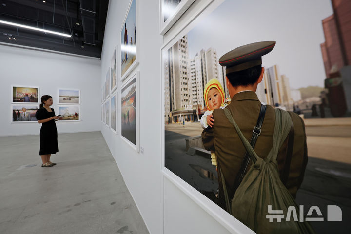 [서울=뉴시스] 박진희 기자 = 서울시립미술관은 현대 사진의 거장 마틴 파(Martin Parr)의 대규모 회고전 '마틴 파: We Are Martin Parr' 언론공개회를 15일 서울 노원구 서울시립 사진미술관에서 갖고 작가의 대표 연작 '북한(North Korea)' 사진을 선보이고 있다. '북한(North Korea)' 연작은 1997년 마틴 파가 패키지 여행을 통해 북한의 평양을 방문하며 촬영한 작업이다. 2026.07.15. pak7130@newsis.com