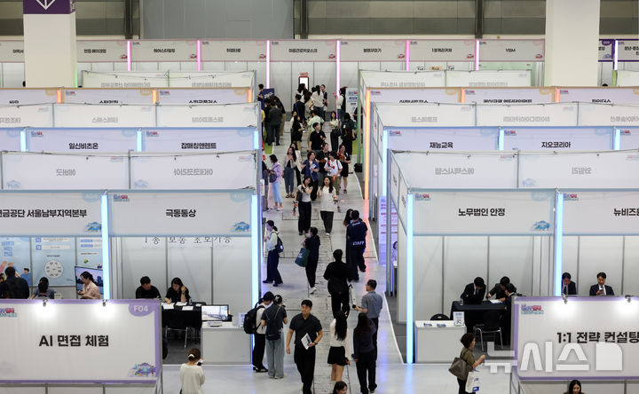 [서울=뉴시스] 이영환 기자 = 서울 강남구 코엑스에서 열린 강남구 행복 일자리박람회를 찾은 구직자들이 부스를 둘러보고 있다. 2026.07.15. 20hwan@newsis.com