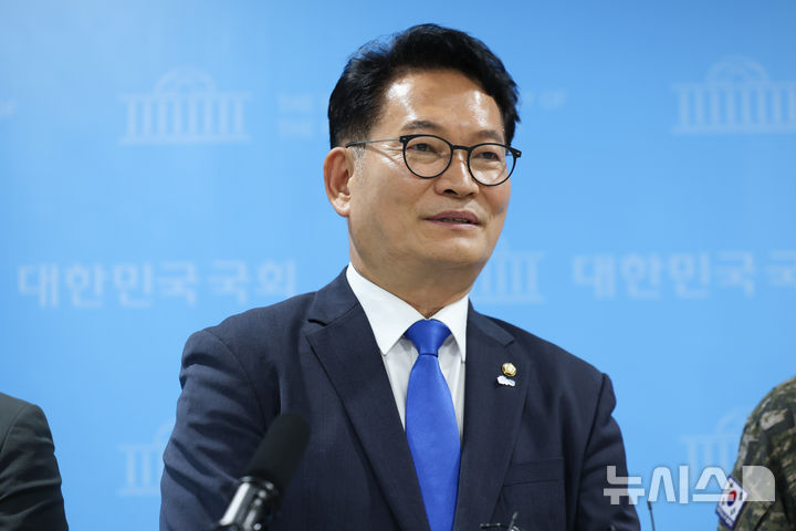 [서울=뉴시스] 김근수 기자 = 더불어민주당 당 대표 출마선언한 송영길 의원이 15일 오후 서울 여의도 소통관에서 채상병 순직 3주기, 연루자 후속 고발 관련 기자회견을 마치고 백브리핑을 하고 있다. 2026.07.15. ks@newsis.com