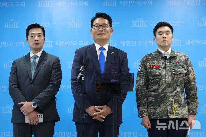 [서울=뉴시스] 김근수 기자 = 더불어민주당 당 대표 출마선언한 송영길 의원이 15일 오후 서울 여의도 소통관에서 채상병 순직 3주기, 연루자 후속 고발 관련 기자회견을 마치고 백브리핑을 하고 있다. 2026.07.15. ks@newsis.com